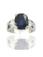 Bague monture moderne en or blanc 750/1000ème composée d'un saphir ovale de 6.62 carats et de deux diamants poires
