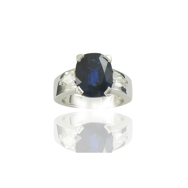 Bague monture moderne en or blanc 750/1000ème composée d'un saphir ovale de 6.62 carats et de deux diamants poires