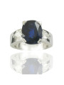 Bague monture moderne en or blanc 750/1000ème composée d'un saphir ovale de 6.62 carats et de deux diamants poires