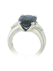 Bague monture moderne en or blanc 750/1000ème composée d'un saphir ovale de 6.62 carats et de deux diamants poires