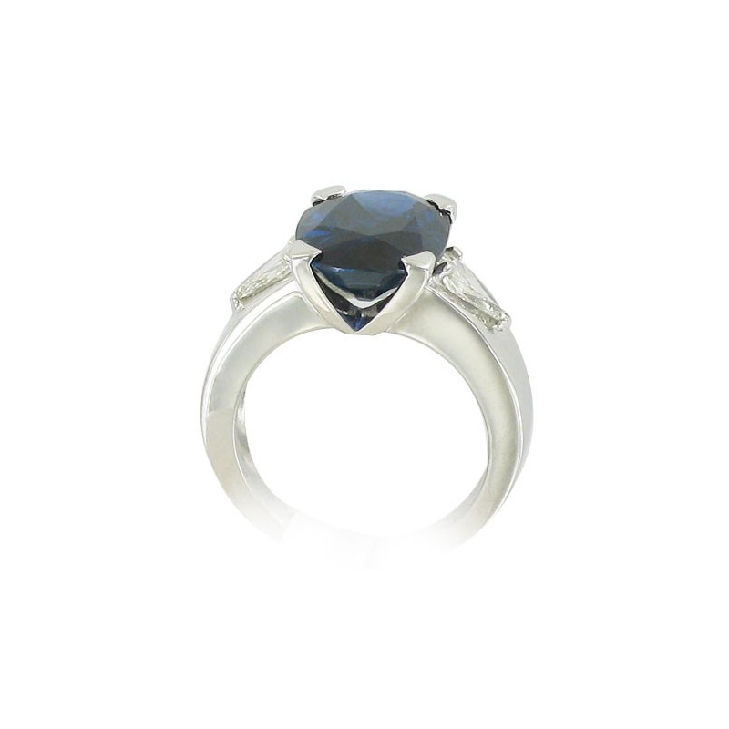 Bague monture moderne en or blanc 750/1000ème composée d'un saphir ovale de 6.62 carats et de deux diamants poires