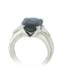 Bague monture moderne en or blanc 750/1000ème composée d'un saphir ovale de 6.62 carats et de deux diamants poires