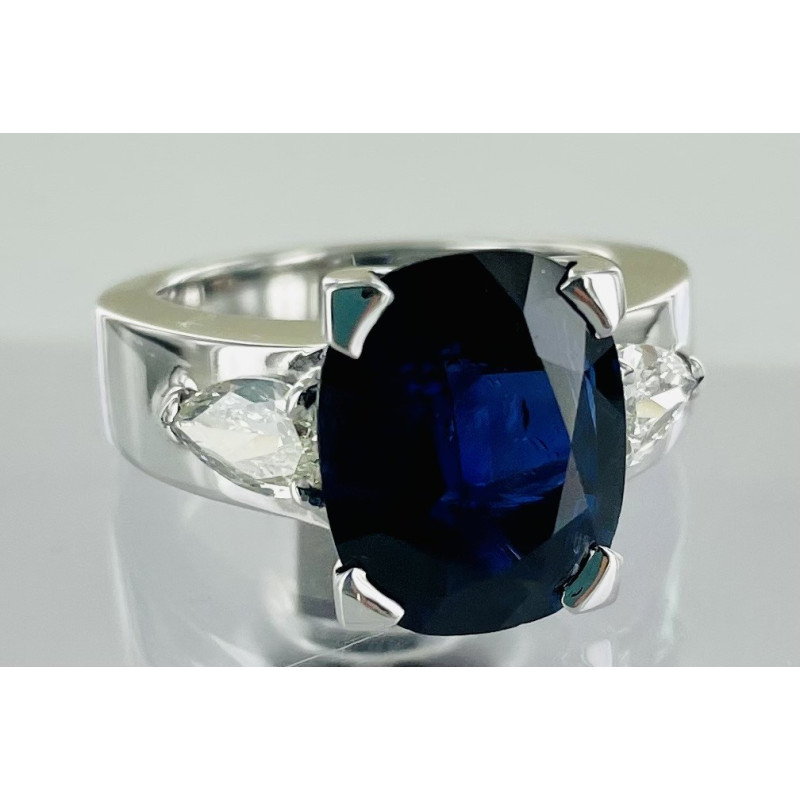 Bague monture moderne en or blanc 750/1000ème composée d'un saphir ovale de 6.62 carats et de deux diamants poires