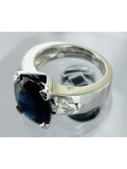 Bague monture moderne en or blanc 750/1000ème composée d'un saphir ovale de 6.62 carats et de deux diamants poires