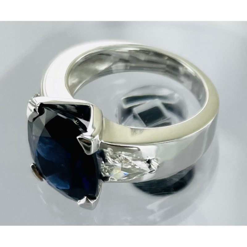 Bague monture moderne en or blanc 750/1000ème composée d'un saphir ovale de 6.62 carats et de deux diamants poires