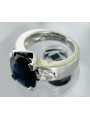 Bague monture moderne en or blanc 750/1000ème composée d'un saphir ovale de 6.62 carats et de deux diamants poires