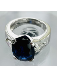 Bague monture moderne en or blanc 750/1000ème composée d'un saphir ovale de 6.62 carats et de deux diamants poires