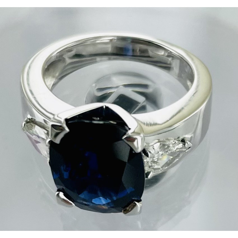 Bague monture moderne en or blanc 750/1000ème composée d'un saphir ovale de 6.62 carats et de deux diamants poires