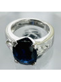 Bague monture moderne en or blanc 750/1000ème composée d'un saphir ovale de 6.62 carats et de deux diamants poires