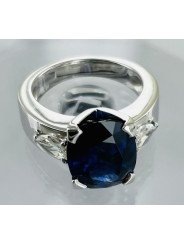 Bague monture moderne en or blanc 750/1000ème composée d'un saphir ovale de 6.62 carats et de deux diamants poires