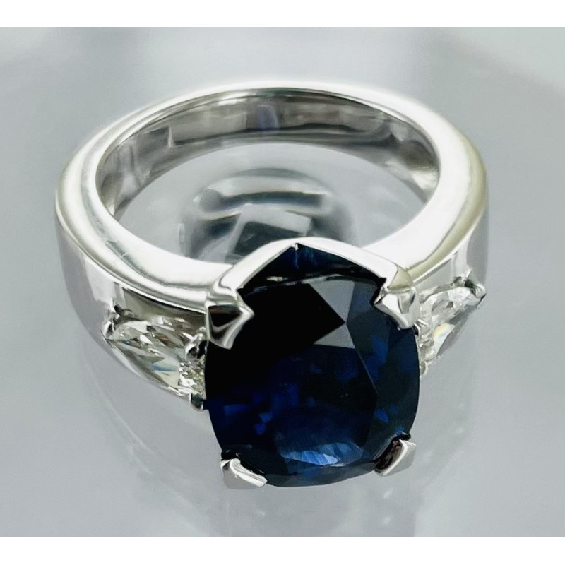 Bague monture moderne en or blanc 750/1000ème composée d'un saphir ovale de 6.62 carats et de deux diamants poires