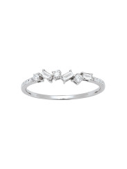 Une demi-alliance dominos composée de diamants brillants et baguettes, en or blanc, qualité joaillerie
