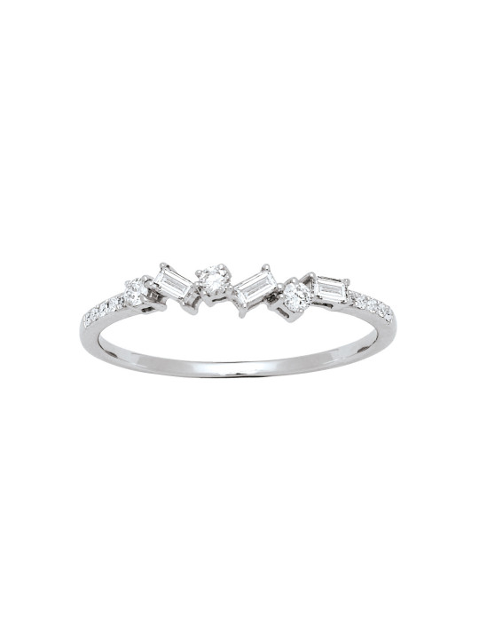 Une demi-alliance dominos composée de diamants brillants et baguettes, en or blanc, qualité joaillerie