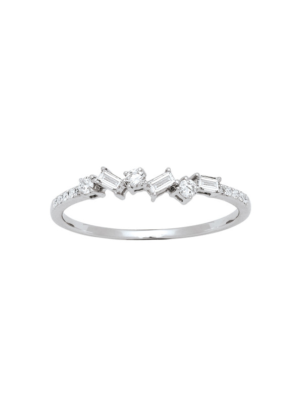 Une demi-alliance dominos composée de diamants brillants et baguettes, en or blanc, qualité joaillerie