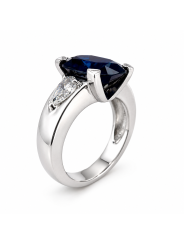 Bague monture moderne en or blanc 750/1000ème composée d'un saphir ovale de 6.62 carats et de deux diamants poires