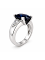 Bague monture moderne en or blanc 750/1000ème composée d'un saphir ovale de 6.62 carats et de deux diamants poires