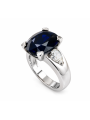 Bague monture moderne en or blanc 750/1000ème composée d'un saphir ovale de 6.62 carats et de deux diamants poires