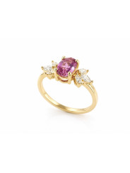Bague composée d'un saphir rose au centre, et accompagné par 6 diamants baguettes.