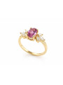 Bague composée d'un saphir rose au centre, et accompagné par 6 diamants baguettes.