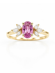 Bague composée d'un saphir rose au centre, et accompagné par 6 diamants baguettes.