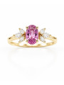 Bague composée d'un saphir rose au centre, et accompagné par 6 diamants baguettes.