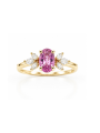 Bague composée d'un saphir rose au centre, et accompagné par 6 diamants baguettes.