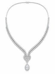 Un collier rivière de diamants en or blanc 750/1000ème composé de diamants brillants et poire - couleur et qualité joaillerie