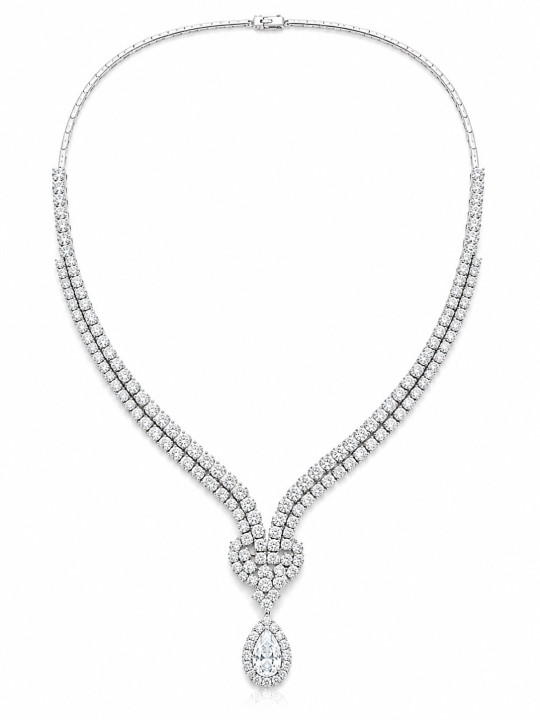 Un collier rivière de diamants en or blanc 750/1000ème composé de diamants brillants et poire - couleur et qualité joaillerie