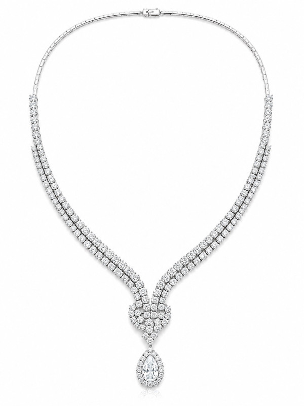 Un collier rivière de diamants en or blanc 750/1000ème composé de diamants brillants et poire - couleur et qualité joaillerie