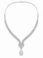 Un collier rivière de diamants en or blanc 750/1000ème composé de diamants brillants et poire - couleur et qualité joaillerie