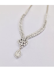 Un collier rivière de diamants en or blanc 750/1000ème composé de diamants brillants et poire - couleur et qualité joaillerie