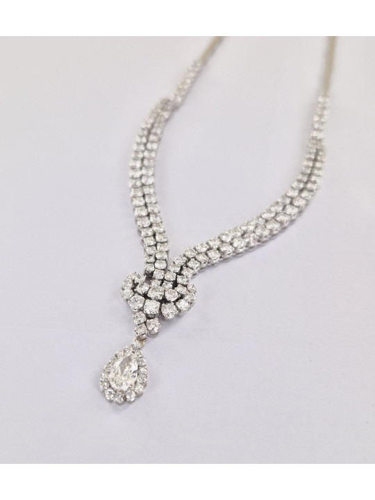 Un collier rivière de diamants en or blanc 750/1000ème composé de diamants brillants et poire - couleur et qualité joaillerie