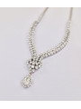 Un collier rivière de diamants en or blanc 750/1000ème composé de diamants brillants et poire - couleur et qualité joaillerie