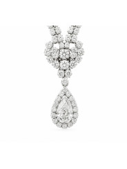 Un collier rivière de diamants en or blanc 750/1000ème composé de diamants brillants et poire - couleur et qualité joaillerie