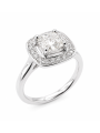 Solitaire taille coussin de 0.82 carat monté sur or blanc 750/1000ème accompagné de diamants en entourage